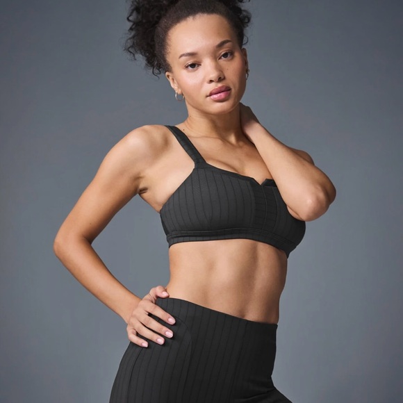 🆕💕ALO YOGA Tonal Pinstripe Jacquard Captivate Bra • BLACK • MEDIUM • NWT
